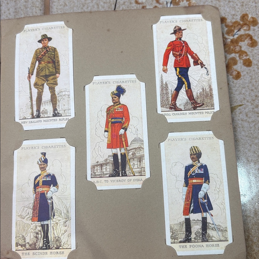 Vintage Wills’s Cigarette Card Album – Military Uniforms Overseas (1930s) - Picture 7 of 7